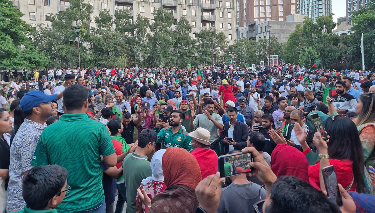 শেখ হাসিনার পদত্যাগ ও দেশ ছাড়ার সংবাদে লন্ডনের আলতাব আলী পার্কে হাজারো প্রবাসী বাংলাদেশি। যুক্তরাজ্য, ৫ আগস্ট, ২০২৪